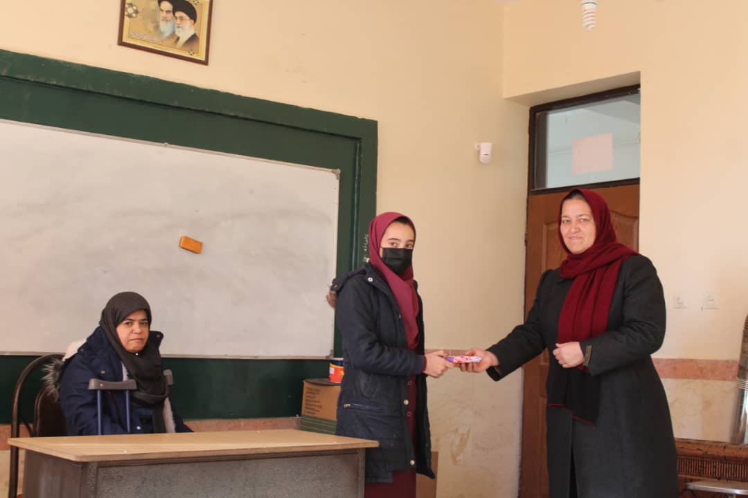 اهداء جوایز مسابقه شب یلدا 1400